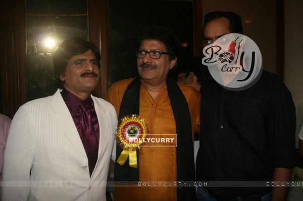Eshaan Qureshi, Vishwajeet Pradhan at Golden Achiever Awards 2012