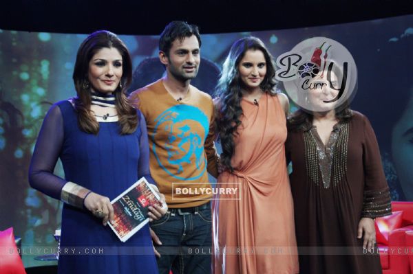 Sania Mirza, Shoaib Akhtar, Farah Khan & Raveena Tandon at the shoot of Issi Ka Naam Zindagi