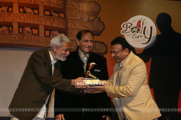 Anu Kapoor and Shakeel Saifi at Dadasaheb Ambedkar Awards