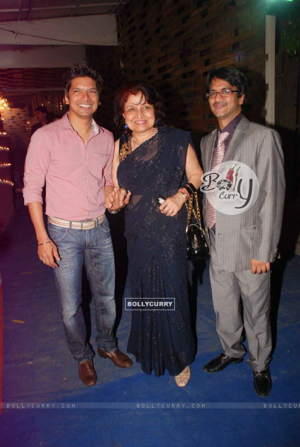 Shaan with Rashmi Jolly and Rakesh Aggarwal at Elegant launch hosted by Czech tourism, Raghuvanshi Mills in Mumbai. .