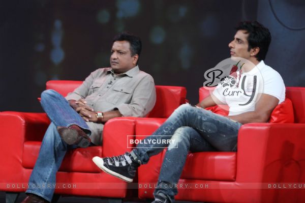 Sonu Sood and Sanjay Gupta on the show Isi Ka Naam Zindagi