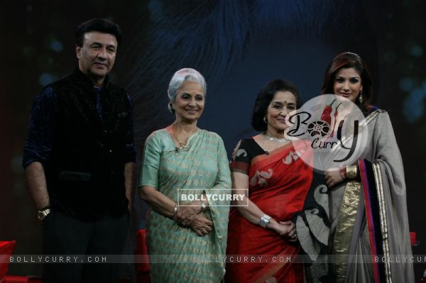 Anu Malik, Waheeda Rehman, Asha Parekh and Raveena Tandon on the sets of Isi Ka Naam Zindagi