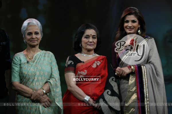 Waheeda Rehman, Raveena Tandon and Asha Parekh on the sets of Isi Ka Naam Zindagi