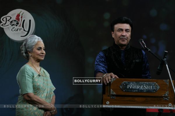 Waheeda Rehman and Anu Malik on the sets of Isi Ka Naam Zindagi