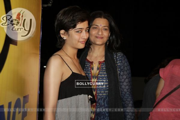 Sarika with younger daughter Akshara at Vicky Donor special screening hosted by John Abraham at PVR