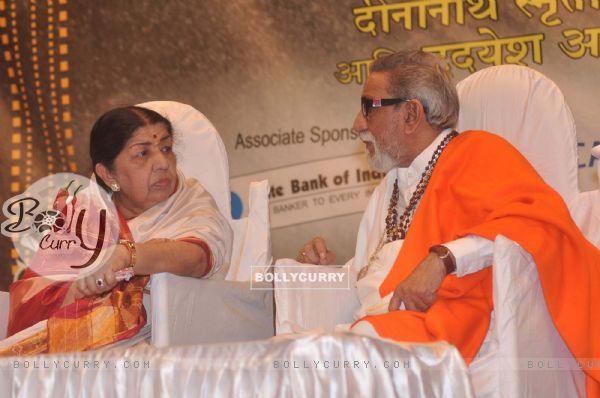 Lata Mangeshkar and Bal Thackeray at Dinanath Mangeshkar Awards