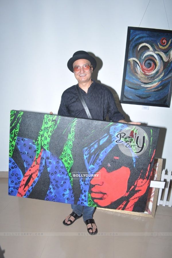 Vinay Pathak inaugurates Art Show by Varsha Vyas & Neeta Pathare at Nehru Centre in Worli, Mumbai