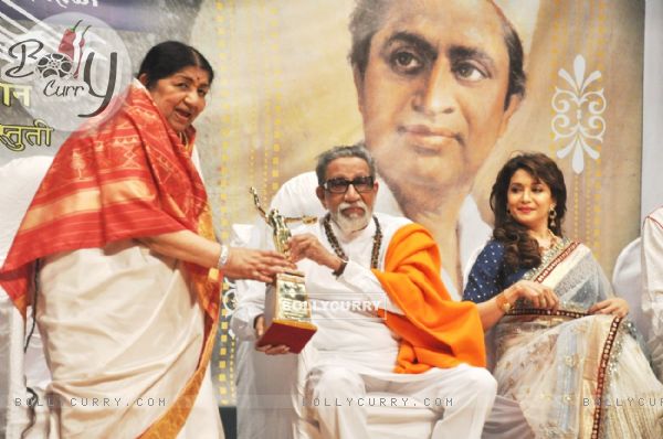 Madhuri Dixit Nene, Balasaheb Thackeray & Lata Mangeshkar at Master Dinanath Mangeshkar Awards 2012