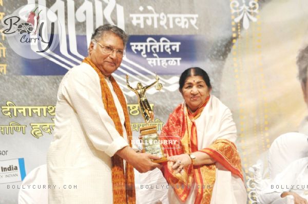 Vikram Gokhale and Lata Mangeshkar at Master Dinanath Mangeshkar Awards 2012