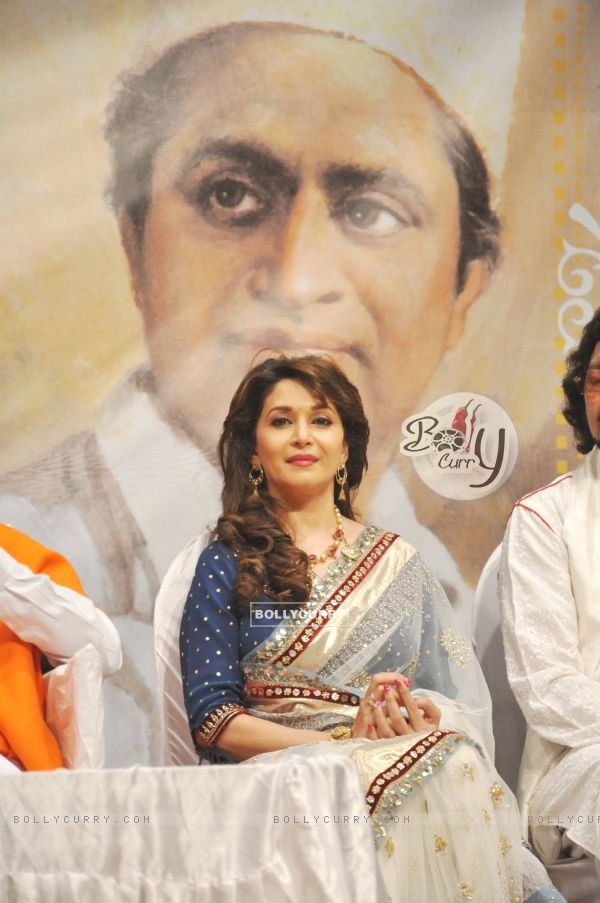 Madhuri Dixit Nene at Master Dinanath Mangeshkar Awards 2012