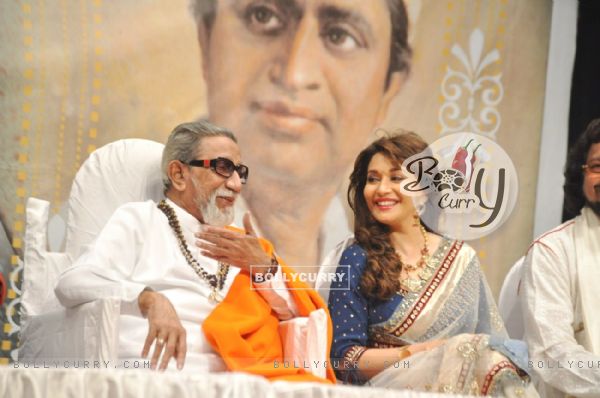 Madhuri Dixit Nene and Balasaheb Thackeray at Master Dinanath Mangeshkar Awards 2012