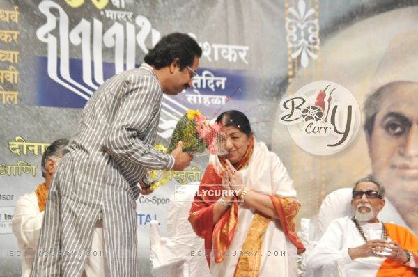 Uddhav Thackeray and Lata Mangeshkar at Master Dinanath Mangeshkar Awards 2012