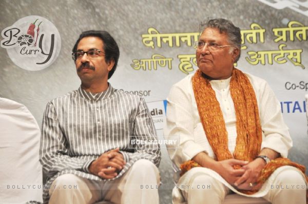 Vikram Gokhale and Uddhav Thackeray at Master Dinanath Mangeshkar Awards 2012