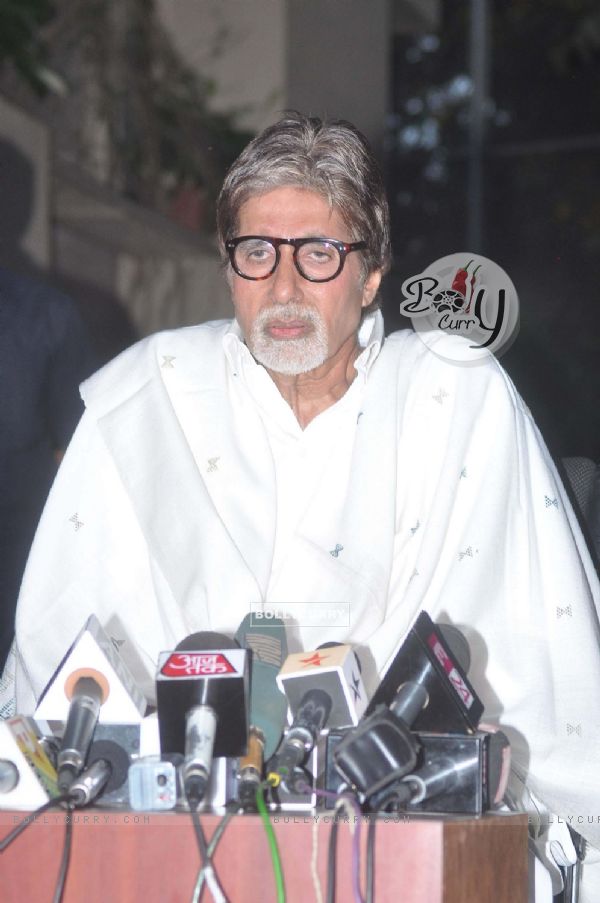 Amitabh Bachchan speaks to media on Bofors controversy at Janak