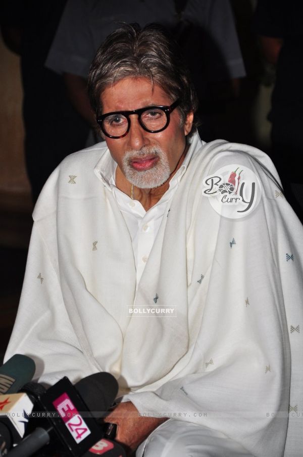 Big B speaks to media on Bofors' controversy