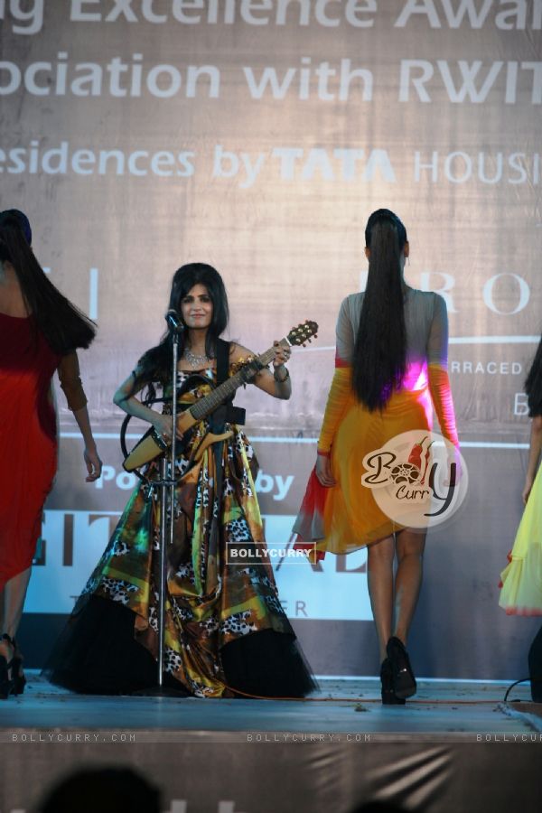 Shibani Kashyap performing at the Gitanjali Fashion Show