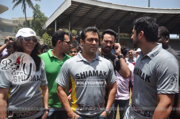 Actor Salman Khan with Aftab Shivdasani and others at the Junnon match organised by Roataract Club of HR College in Mumbai