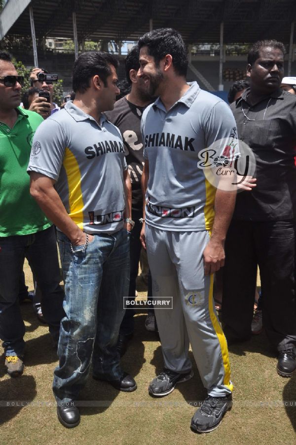Actor Salman Khan and Aftab Shivdasani at the Junnon match organised by Roataract Club of HR College in Mumbai