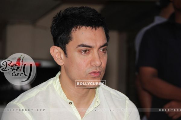 Aamir Khan holds press meet regarding his TV show Satyamev Jayate at his house on sunday