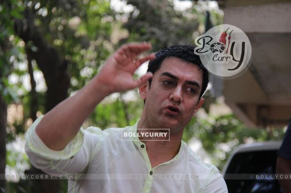 Aamir Khan holds press meet regarding his TV show Satyamev Jayate at his house on sunday