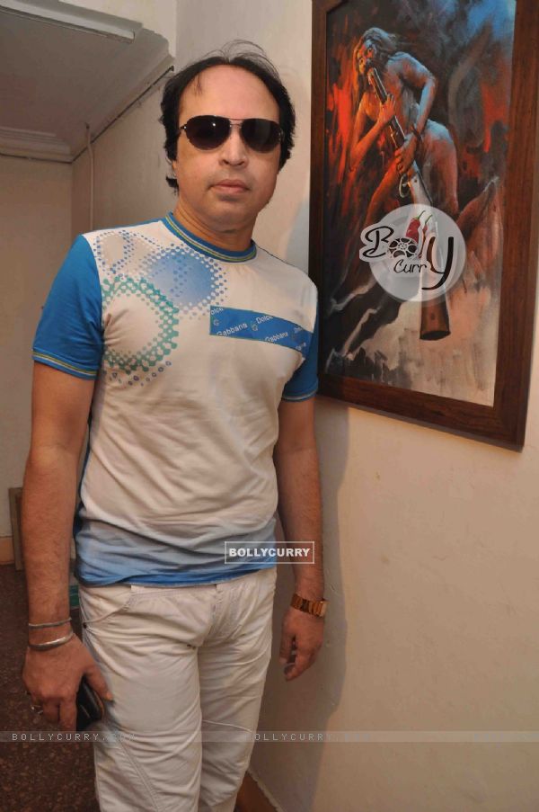 Altaaf Raja promoting upcoming film BANDOOK at a Painting Exhibition (197129)
