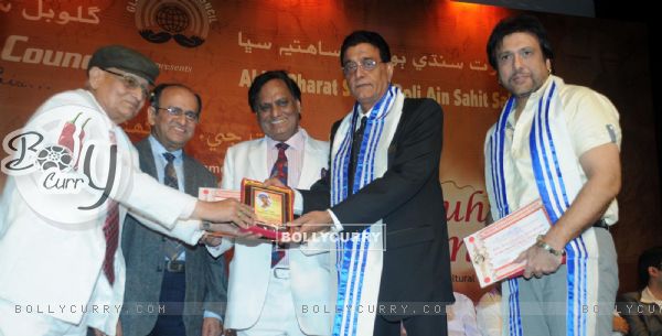 Anthony, Lachhman Chatnani & Ram Jawhrani aw arding Chandru Punjabi & Govinda at Mother Teresa Award