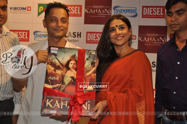 Sujoy Ghosh and Vidya Balan at Kahaani DVD launch (198510)