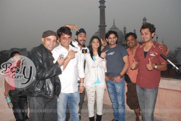 Jennifer Winget and other cast members of Love Kiya aur lag gayee in Delhi (199208)