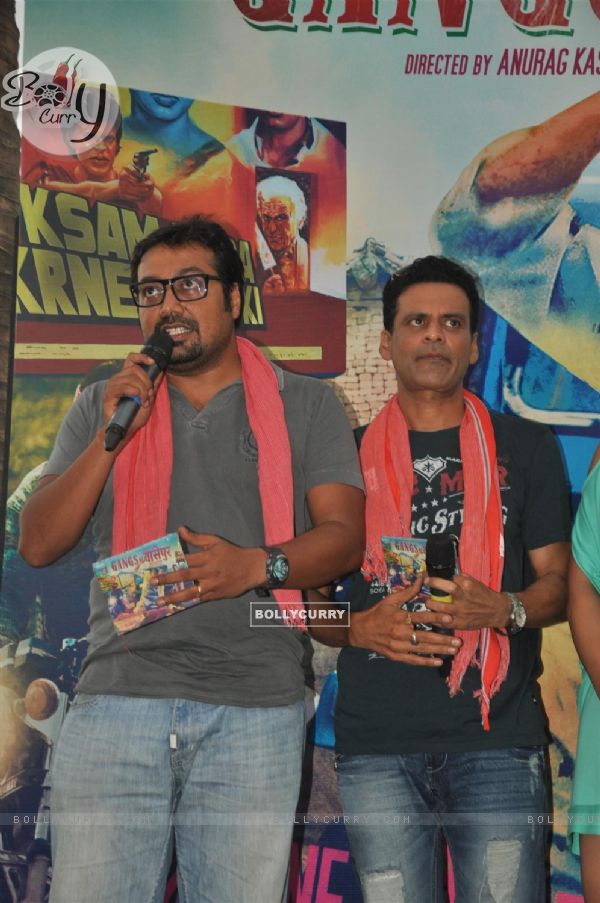 Anurag Kashyap and Manoj Bajpai at Music Launch of Gangs of Wasseypur (201688)