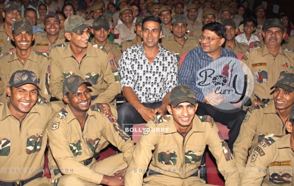 Akshay Kumar & Delhi Police Commissioner with Delhi Police Jawans at Rowdy Rathore special screening (201768)