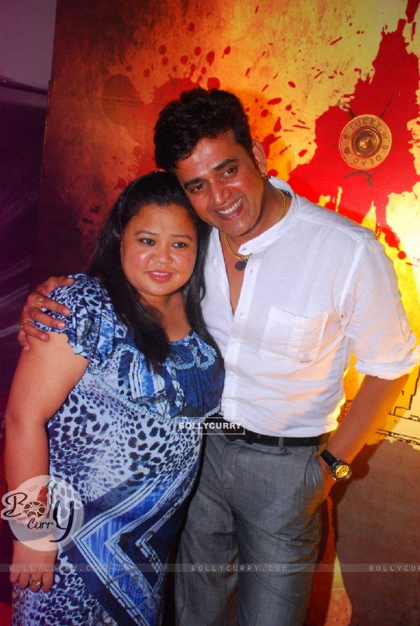 Bhojpuri and Bollywood film actor Ravi Kissen and TV Star Bharti Singh at the first look of the film Jeena Hai toh Thok Daal .