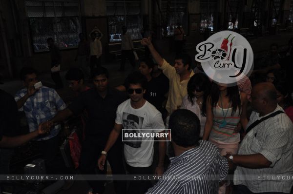 Shahid and Priyanka travel in Mumbai Local Train
