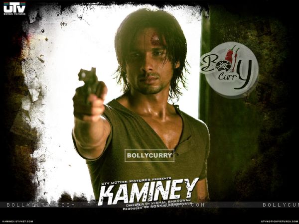Shahid Kapoor holding a gun in movie Kaminey (20542)