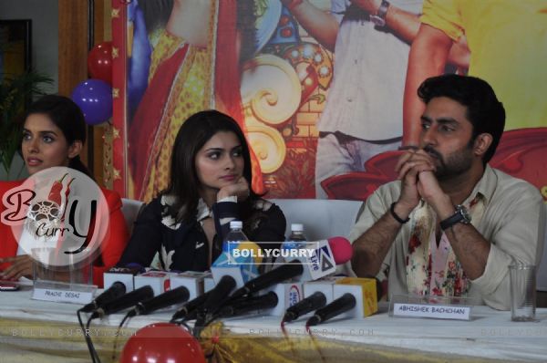 Bol Bachchan Star Asin, Prachi Desai and Abhishek Bachchan on Set Tarak Mehata Ka Oolta Chashma (208647)