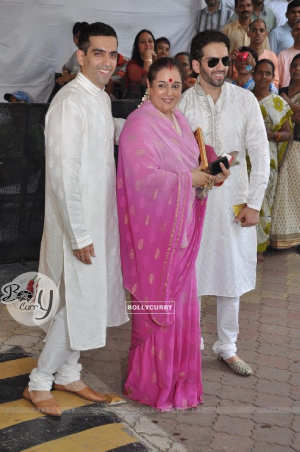Kush Sinha, Poonam Sinha and Luv Sinha at Esha Deol and Bharat Takhtani wedding ceremony