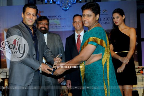 Salman & Nargis at the 8th Indo-American Corporate Excellence Awards