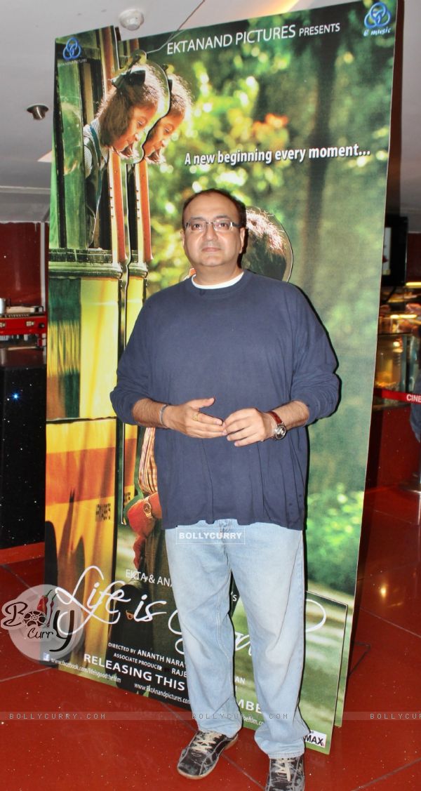Viveck Vaswani at Ektanand's Picture  LIFE IS GOOD trailer launch at Cinemax, Versova. .
