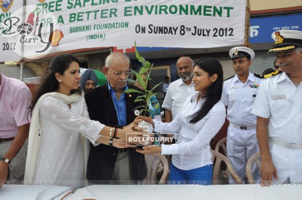 Bollywood actress Shriya Saran and designer Shaina NC at Nana Chudasma's Save Mumbai foundation in Churchgate, Mumbai. .