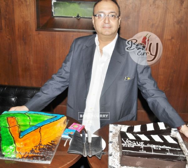 Viveck Vaswani cutting his birthday cake