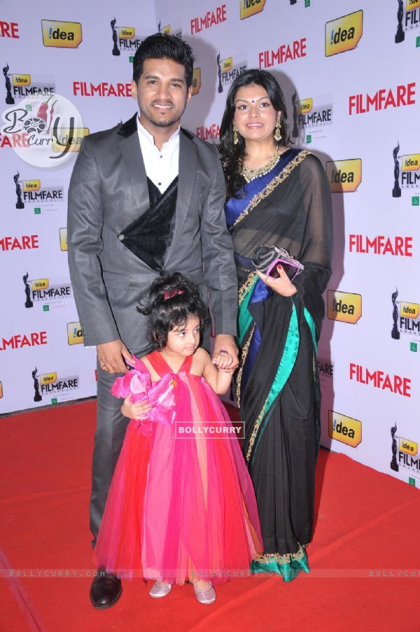 Vijay Yesudas with wife and daughter at 59th !dea Filmfare Awards 2011 (South)
