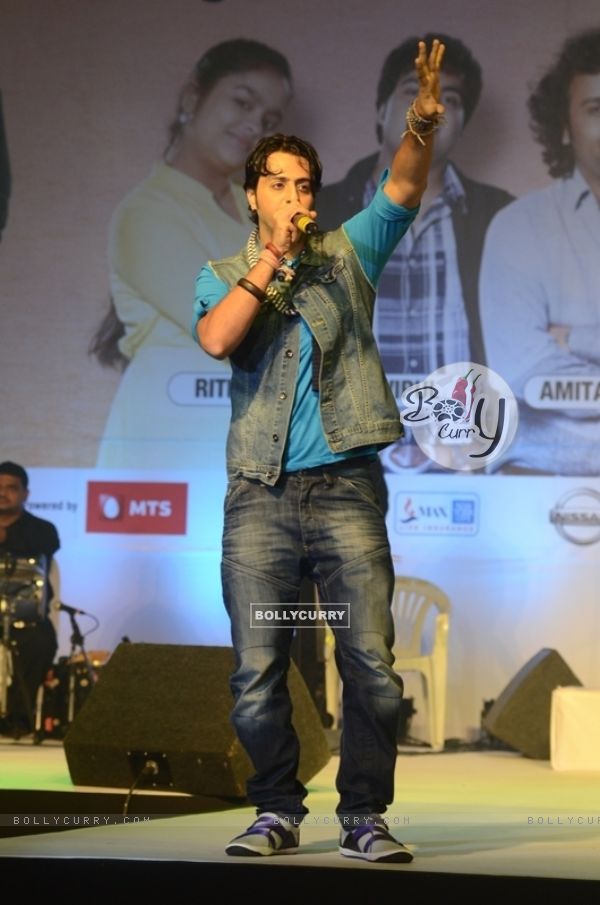 Salim Merchant on the stage of Indian Idol 6