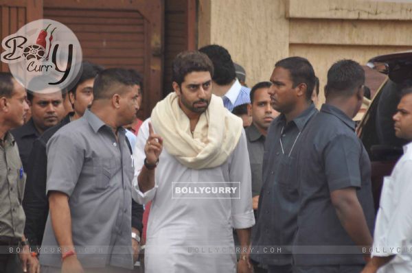 Abhishek Bachchan arrived at Rajesh Khanna's residence to pay his condolence to the family
