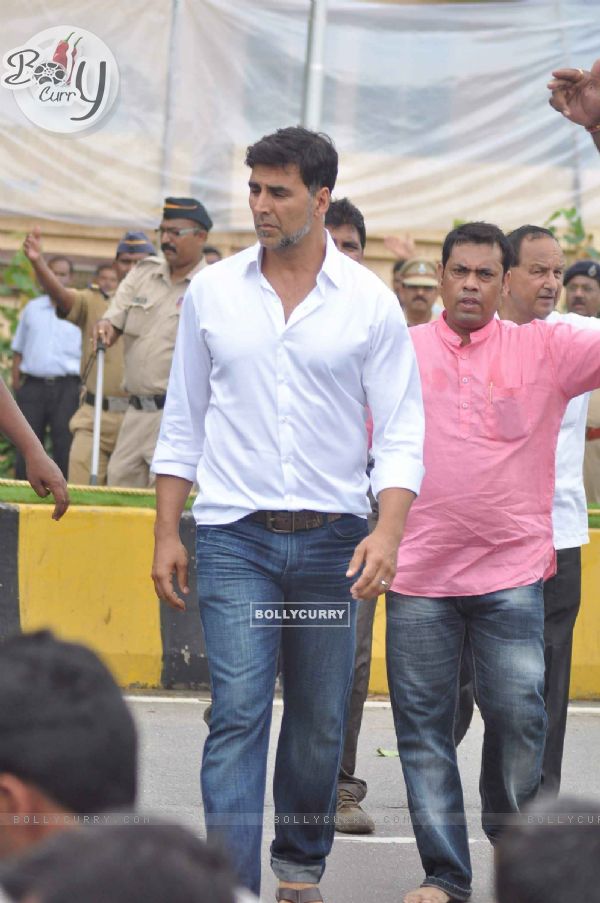 Rajesh Khanna's son-in-law and actor Akshay Kumar arrives to speak to the media