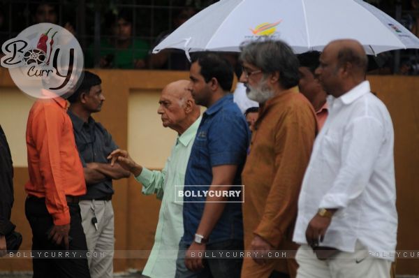 Celebs Visit Rajesh Khanna's Home Aashirwad