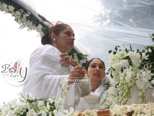 Dimple Kapadia with daughter Rinke Khanna at Rajesh Khanna's funeral