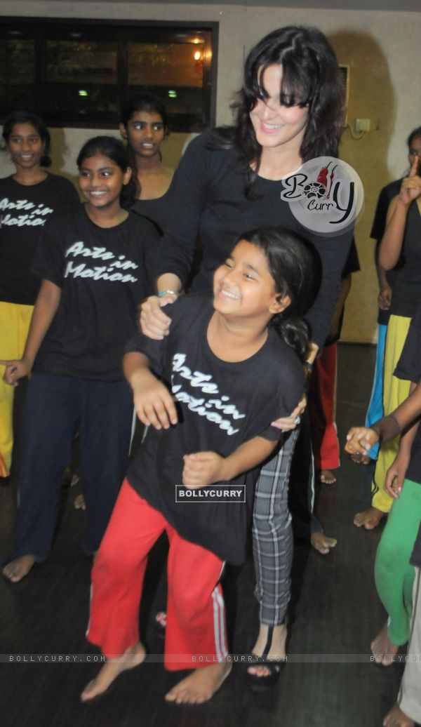 Tulip Joshi at Aanchal Gupta's Arts In Motion Studio for Rehearsals with Kids