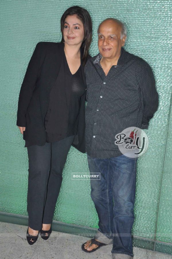 Director-actress Pooja Bhatt with her father Producer-director Mahesh Bhatt at Jism 2 Press Conference, Grand Hyatt Mumbai India. . (215605)