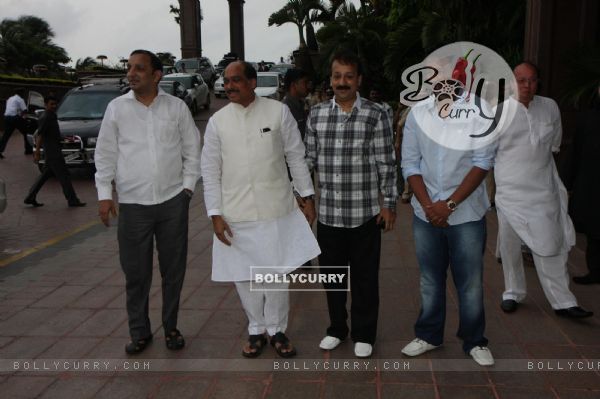 Salman and Sanjay Dutt at Baba Siddique's Iftar Party