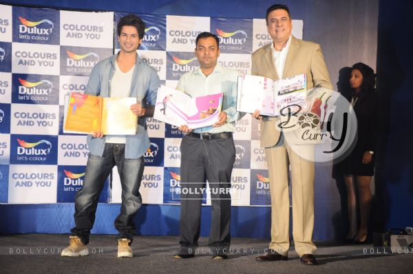 Bollywood actrors Shahid Kapoor and Boman Irani at Dulux colour confluence event in Mumbai. .