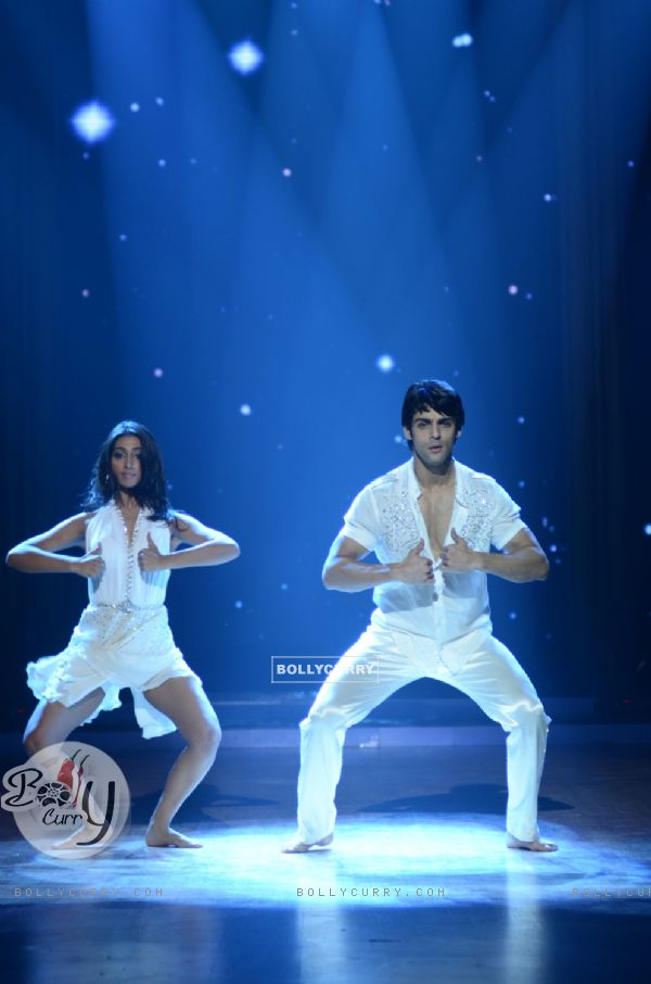 Karan Wahi and Mohena Singh on the stage of Jhalak Dikhhla Jaa 5 - Dancing with the stars